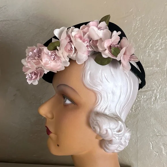 IMPRESSIVE 1930s' BLACK FELT TILT HAT WITH PINK FABRIC FLOWERS/LEAVES - Picture 3 of 10